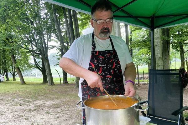 Hovězí klasika i srbský z divočáka. Orlovou se linula omamná vůně gulášů
