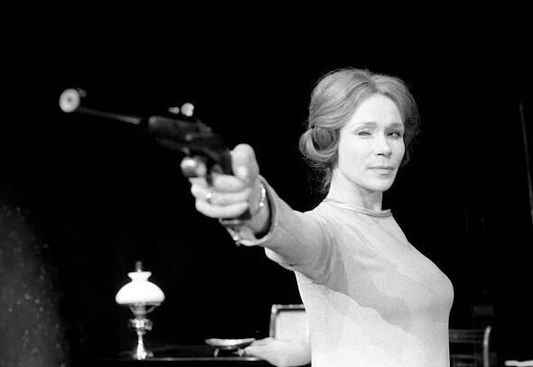 IBSEN-TOLKER: Monna som Hedda Gabler på Nationaltheatret i 1971.  Foto: Arne Iversen / VG