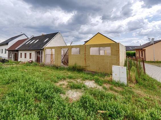 Rozestavěná stavba rodinného domu 5+kk v obci Mikulčice