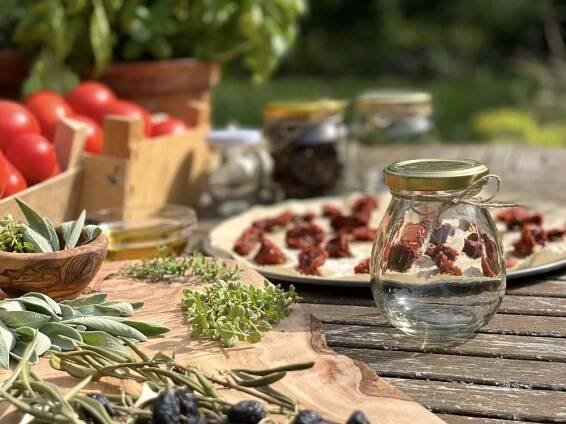 Domácí sušená rajčata v troubě - jednoduchý recept - THEIKOS