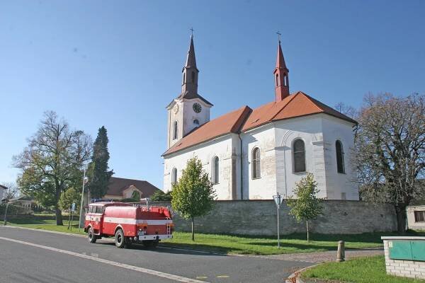 File:Kostel Všech svatých v Dolních Bučicích 02.JPG