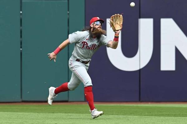 Phillies Outfielder Catching Ball Wallpaper