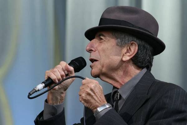 Neměl dost peněz, tak začal zpívat folk. Leonard Cohen slaví 80 let