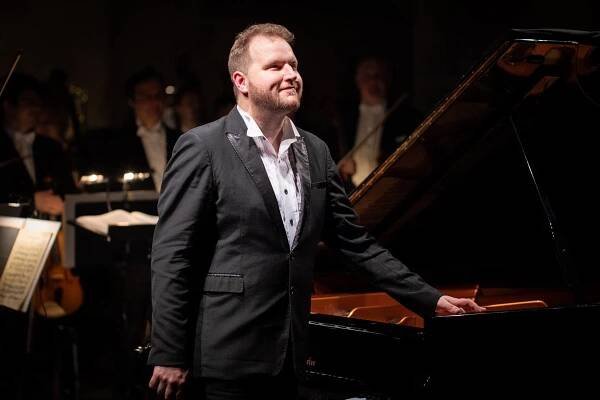 Lukáš Vondráček se vrátil domů a opět ohromil. Janáčkova filharmonie svoji opavskou misi nemohla začít lépe