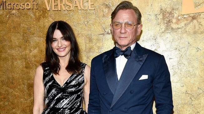 Daniel Craig má zbrusu nový účes, který by u něj čekal málokdo. Za ruku si výjimečně přivedl i svou krásnou paní