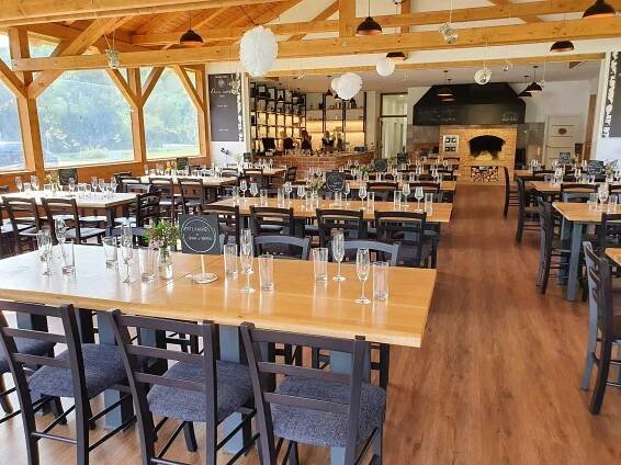 Relax ve venkovním wellness sudu i 5chodové degustační menu pro 2 osoby v letovisku Chobot