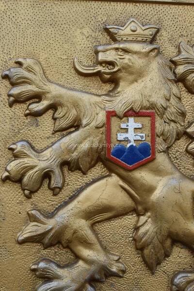 Středně velké závěsné provedení tzv. malého státního znaku republiky Československé, signováno vzadu nahoře