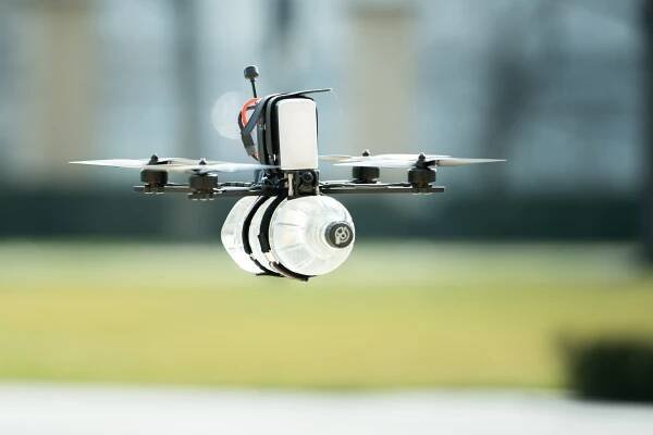 ‚Bzučící komáry‘ do každé jednotky. Generál popisuje budoucnost dronů v české armádě