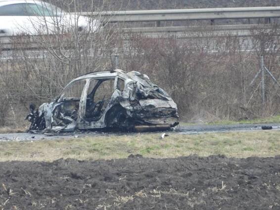 Rodina po nehodě vyskakovala z hořícího auta. V nemocnici jsou tři lidé, i miminko