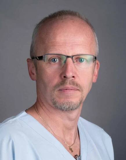 Primář oddělení ARO Domažlické nemocnice Vojtěch Hynek a jeho tým se starají o covidové pacienty s nejtěžším průběhem onemocnění. Oddělení je stále plné.