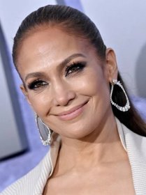 Screw Pumpkin Spice, Jennifer Lopez Is Wearing "Chai Latte Chic" Nails for Fall — See the Photos