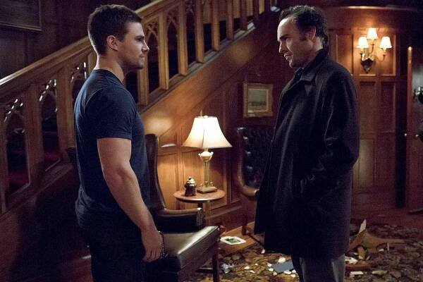 Arrow - Nezvaný host - Z filmu - Stephen Amell, Paul Blackthorne