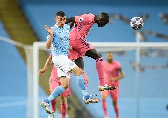 Ronaldo na kolenou i šťastné tetování. Tak se znovu rozběhla Liga mistrů