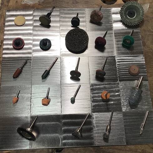 The typical scratch pattern of comon abrasives