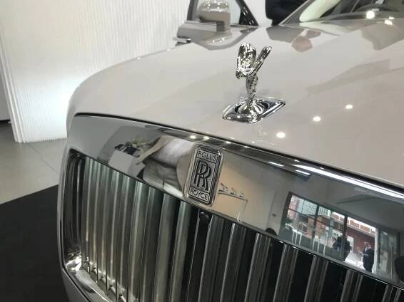 Spirit of Ecstasy neboli Emily. Slavný znak automobilky umí zajet do kapoty. 