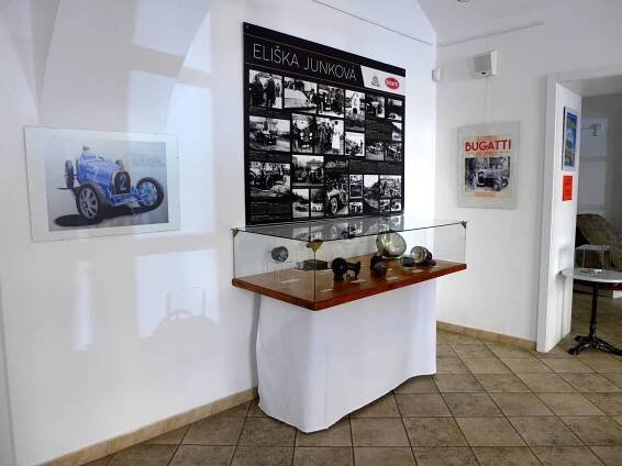 Výstava Eliška Junková v Městském muzeu Sedlčany | Autoklub České republiky