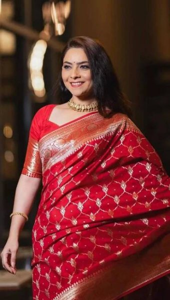 Sonalee Kulkarni shines in Red Banarasi saree