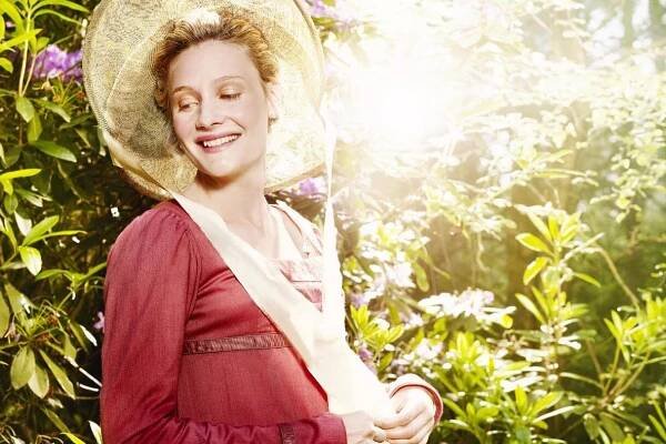 romola-garai-emma-film-locations-curtsy