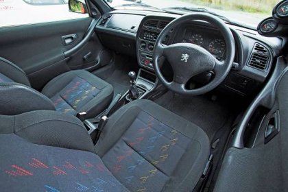 There’s a bulky, airbag-equipped steering wheel in the Peugeot 306 Rallye