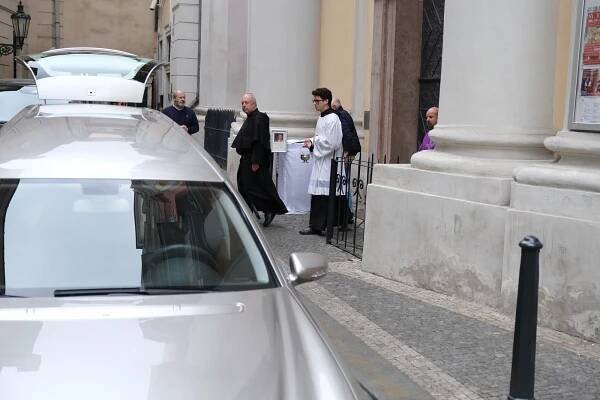 Pohřeb Aničky Slováčkové: Přinesli ji v bílé rakvi, na obřad dorazil i prezident