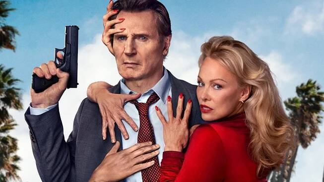 Recenze filmu Bláznivá střela. Když akční hvězda oživuje humor minulých dekád