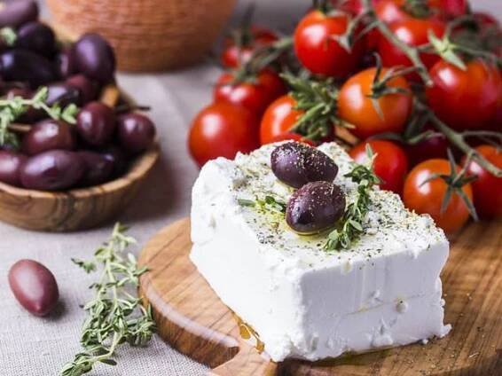 Sýr feta dávkujte střídmě. Stačí jen 28 gramů denně