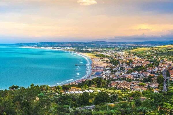 západ slunce na pobřeží středozemního moře v oblasti vasto marina - region abruzzo - provincie chieti - itálie - abruzzo - stock snímky, obrázky a fotky