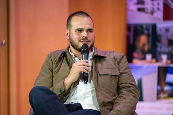 Novináři Čestmír Strakatý a Andreas Papadopulos zaplnili univerzitní aulu