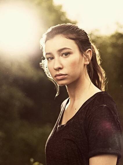 Katelyn Nacon - Živí mrtví - Série 9 - Promo