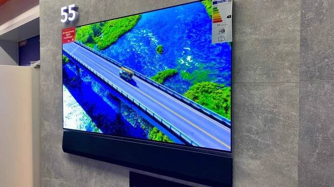 OLED-Fernseher mit 55 Zoll-Test: ein Fernseher der in einem Geschäft ausgestellt ist, im eingeschalteten Zustand.