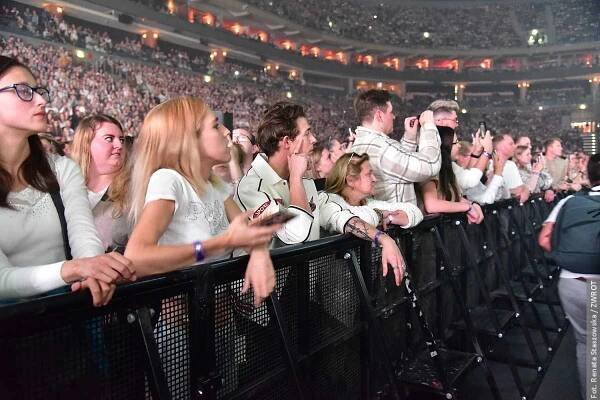 Ewa Farna vyprodala O2 Arenu a oslavila své 30. narozeniny. Vystoupily také soubory ze Zaolší – zwrot.cz