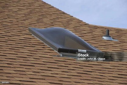 Světlík a nová střecha - Bez autorských poplatků Střešní světlík Stock fotka
