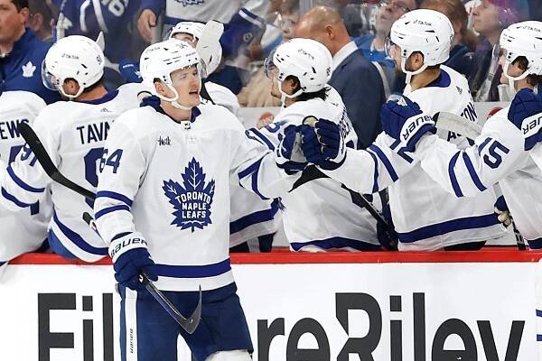 Kämpf asistencí pomohl k výhře Maple Leafs. Dostálův výkon na úspěch nestačil