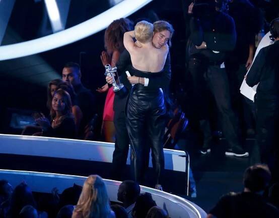 Foto: Nahá Miley Cyrus a královna Beyoncé pobraly ceny MTV