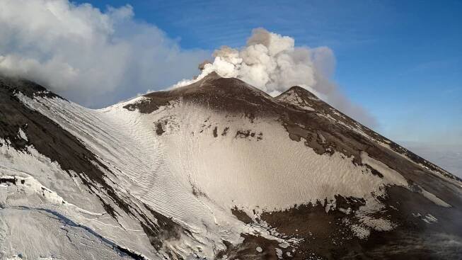Obrazem: Etna předvedla přírodní divadlo. Žhavá láva tančí na sněhu