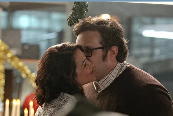 Tým Škorpion - Dominoes - Z filmu - Camille Guaty, Ari Stidham