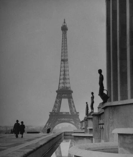 File:Eiffel Tower 1945.jpg - Wikimedia Commons