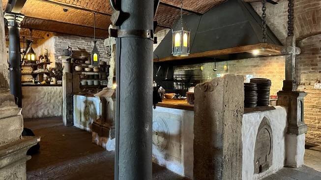 Středověký hotel Dětenice & Středověká krčma + zámek Dětenice 4k