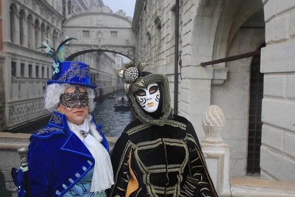 Benátky pobláznil legendární karneval. I svůdník Casanova by se červenal