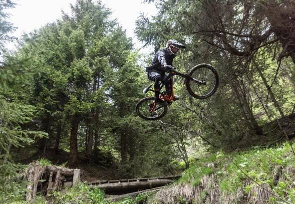 Na cestě s Miss Peaches: Downhill ve švýcarském Champéry