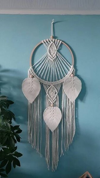 Závěsná macramé dekorace kruh s pírky 3 - Alamade MACRAMÉ