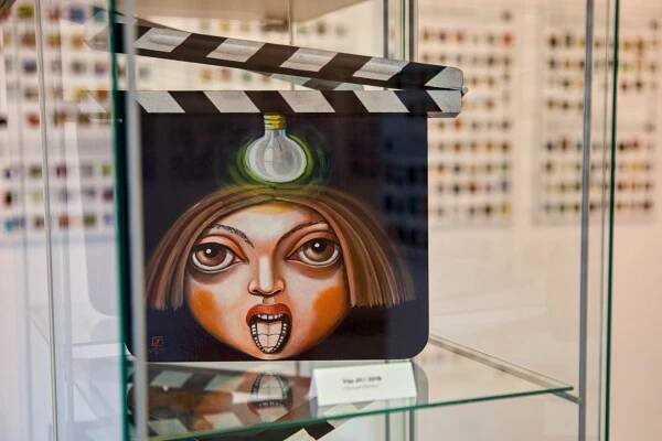 Ohlédnutí za Zlín Film Festivalem. V Luhačovicích je k vidění výstava uměleckých filmových klapek od roku 1998 - ZLIN.CZ