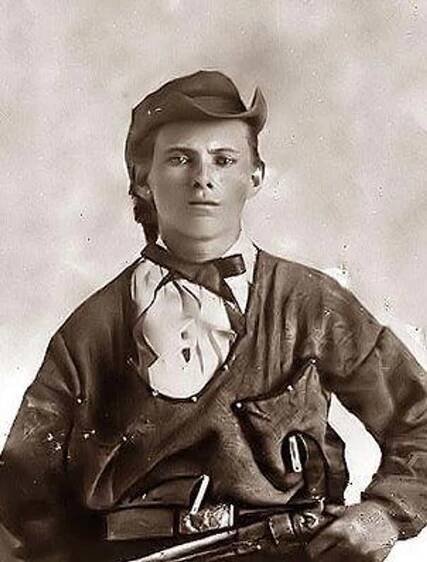 Jesse James Was So Infamous That His Corpse Went On Tour After He Was Killed Outlaw 1800s, Jesse James 1911, Wild Wild West Tv Series, Wild West Historical Photos, Jesse James American Outlaw, Famous Outlaws, Frank James, Storm Photography, Famous Photos