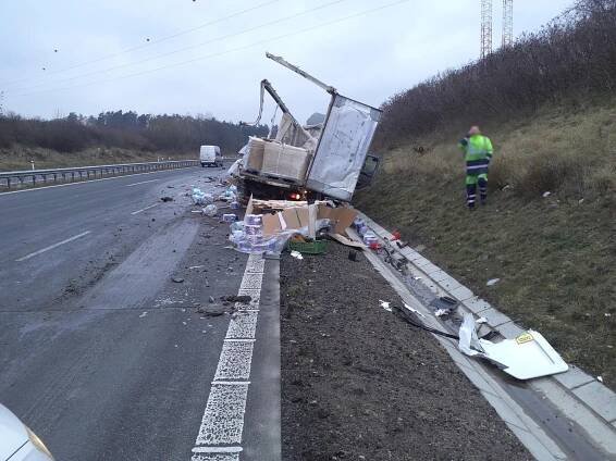 FOTO: Zablokovaná dálnice D1 od Brna, u Říčan havarovaly dva kamiony