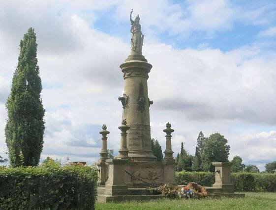Pomník padlým z 7. rakouské jízdní dělostřelecké baterie v bitvě 1866 u Chlumu | Drobné památky 