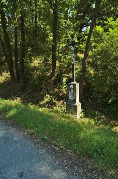 Soubor:Kříž na konci vesnice u silnice na Hrochov, Jednov, Suchdol, okres Prostějov.jpg