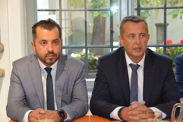 Michal Zácha při uzavírání koaliční dohody na radnici v Přerově v roce 2022.