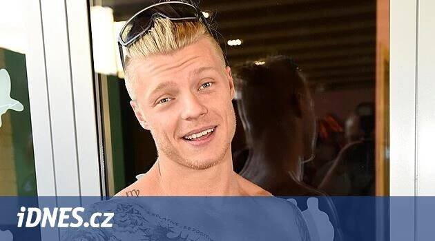 Chlup začínal v gay pornu, nově předběhl na Instagramu moderátora Mareše - iDNES.cz