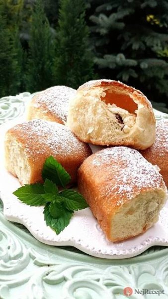 Tradiční pečené buchty s tvarohem a rozinkami. | NejRecept.cz
