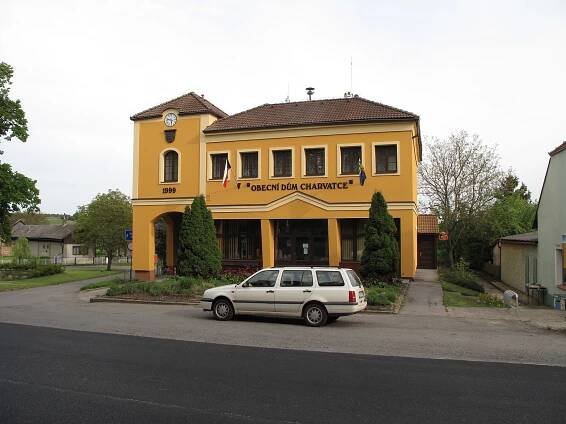 Soubor:Charvatce (okres Mladá Boleslav), obecní úřad.jpg